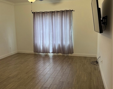2851 Sapphire Desert Drive - Photo Thumbnail 9