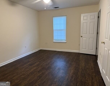303 Aldred Avenue - Photo Thumbnail 6