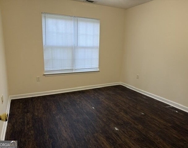 303 Aldred Avenue - Photo Thumbnail 7
