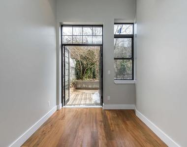 228 Kingsland Avenue - Photo Thumbnail 5