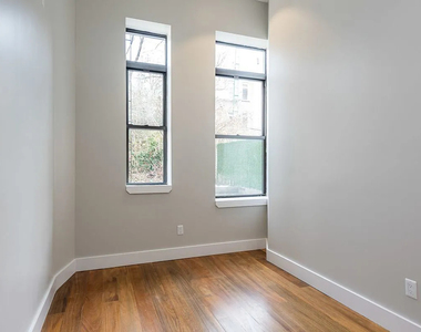 228 Kingsland Avenue - Photo Thumbnail 2