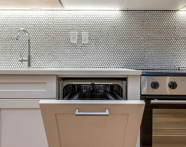 228 Kingsland Avenue - Photo Thumbnail 7