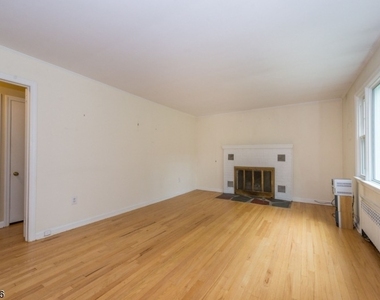 329 Morris Ave - Photo Thumbnail 3