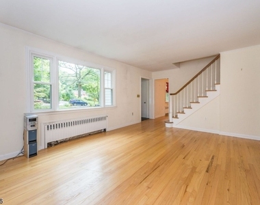 329 Morris Ave - Photo Thumbnail 2