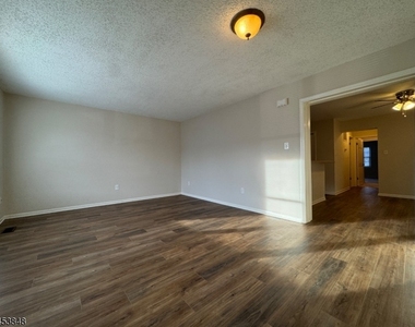 42 Burlington Ct - Photo Thumbnail 4