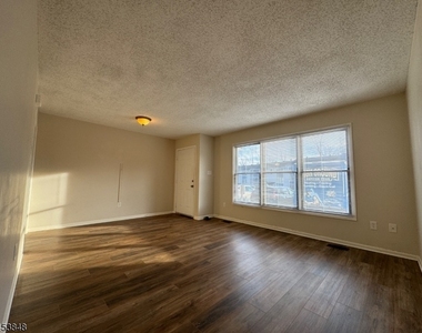 42 Burlington Ct - Photo Thumbnail 2