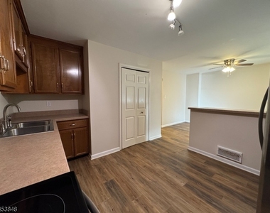 42 Burlington Ct - Photo Thumbnail 12