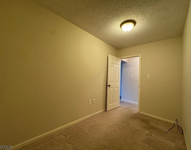 42 Burlington Ct - Photo Thumbnail 31