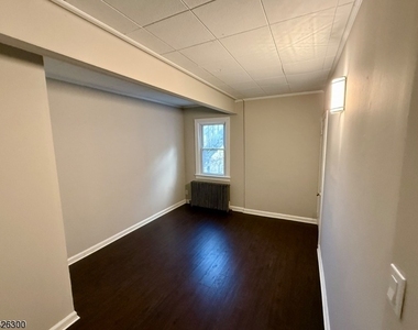 672 Mount Hope Ave - Photo Thumbnail 4