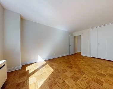 East 71st Street - Photo Thumbnail 1