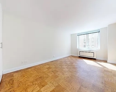 East 71st Street - Photo Thumbnail 4