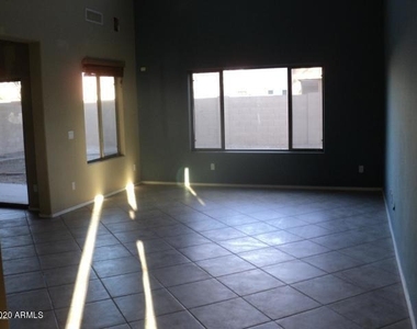 8909 S 58th Lane - Photo Thumbnail 5