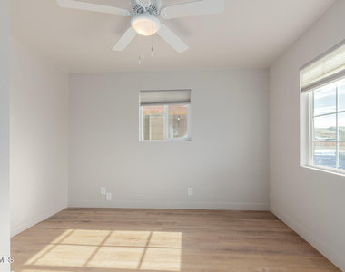 3622 W Sunland Avenue - Photo Thumbnail 11