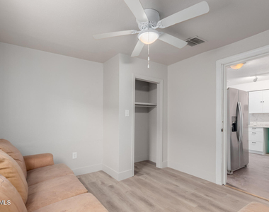 3622 W Sunland Avenue - Photo Thumbnail 6