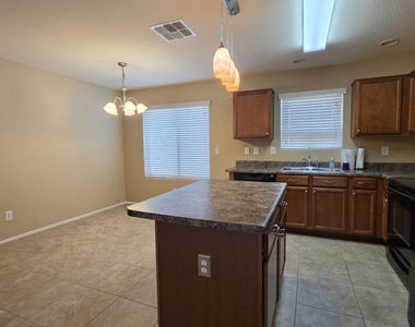 40458 W Hayden Drive - Photo Thumbnail 3