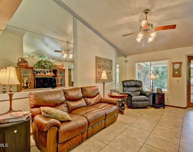 1132 E Linda Lane - Photo Thumbnail 3
