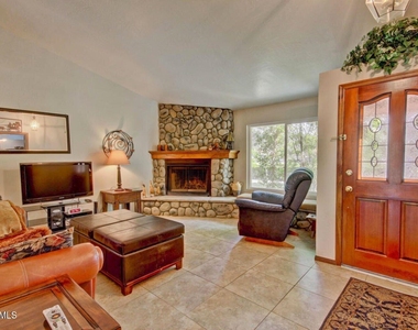 1132 E Linda Lane - Photo Thumbnail 7