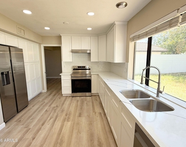 1529 E Edgewater Drive - Photo Thumbnail 7