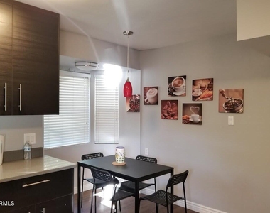 830 N 6th Avenue - Photo Thumbnail 7