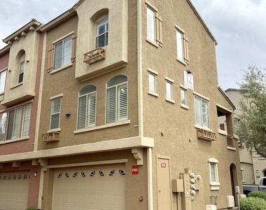 900 S 94th Street - Photo Thumbnail 1