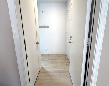 900 S 94th Street - Photo Thumbnail 6