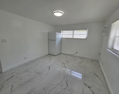 844 Ne 17th Way - Photo Thumbnail 1