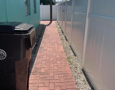 1718 Mercer Avenue - Photo Thumbnail 3