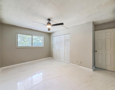 207 Tropic Isle Drive - Photo Thumbnail 7
