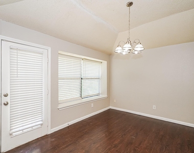 6476 Sudbury Way - Photo Thumbnail 4