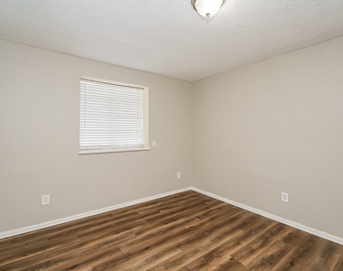 6476 Sudbury Way - Photo Thumbnail 11