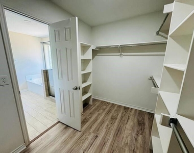 5615 Andalusia Way - Photo Thumbnail 10