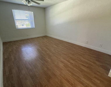 5515 N Lakewood Circle N - Photo Thumbnail 9