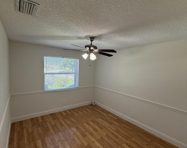 5515 N Lakewood Circle N - Photo Thumbnail 4