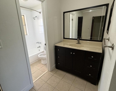 5515 N Lakewood Circle N - Photo Thumbnail 5