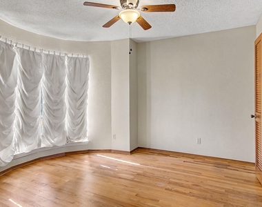 604 Baker Drive - Photo Thumbnail 5