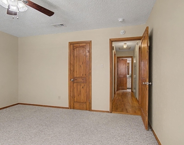 604 Baker Drive - Photo Thumbnail 32