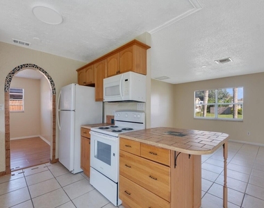 819 Sw Amethist Terrace - Photo Thumbnail 2