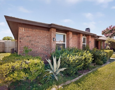 304 Cole Street - Photo Thumbnail 1