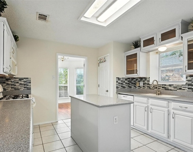 2711 Primrose Lane - Photo Thumbnail 2