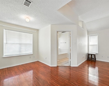 2711 Primrose Lane - Photo Thumbnail 8