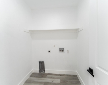 316 Beckham Street W - Photo Thumbnail 7