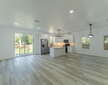 316 Beckham Street W - Photo Thumbnail 2
