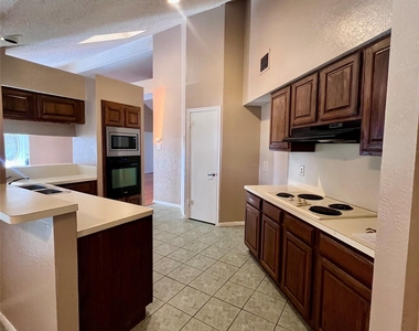 205 Sunset Drive - Photo Thumbnail 7