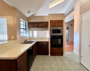 205 Sunset Drive - Photo Thumbnail 8
