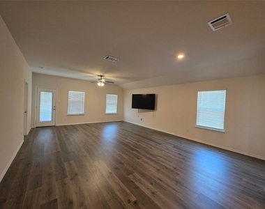 207 Weatherboard Drive - Photo Thumbnail 9