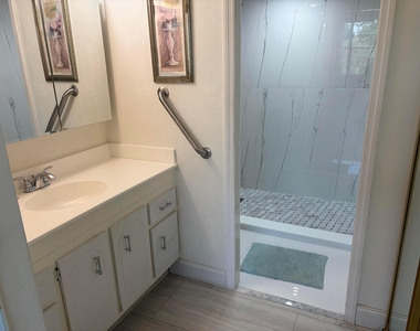 900 Saint Charles Place - Photo Thumbnail 15