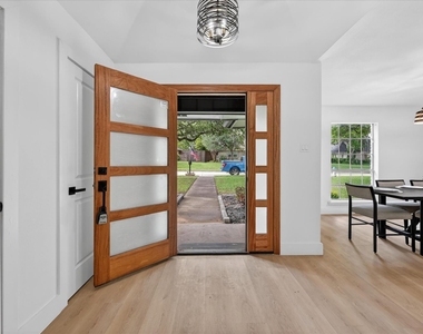 2313 Claridge Circle - Photo Thumbnail 3