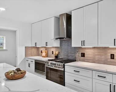 2313 Claridge Circle - Photo Thumbnail 13
