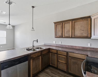 101 W Capps Street - Photo Thumbnail 5