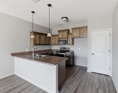 101 W Capps Street - Photo Thumbnail 4